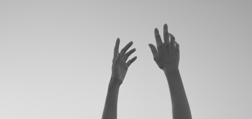 Mains levées, photo noir et blanc, geste expressif