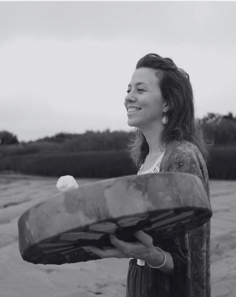 Éloïse tenant un tambour de sophro-analyse, photo noir et blanc, bord de mer
