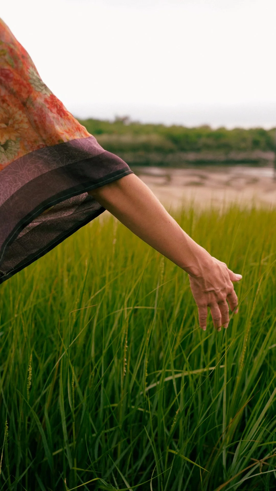 Éloïse en mouvement dans la nature, pratique de danse intuitive