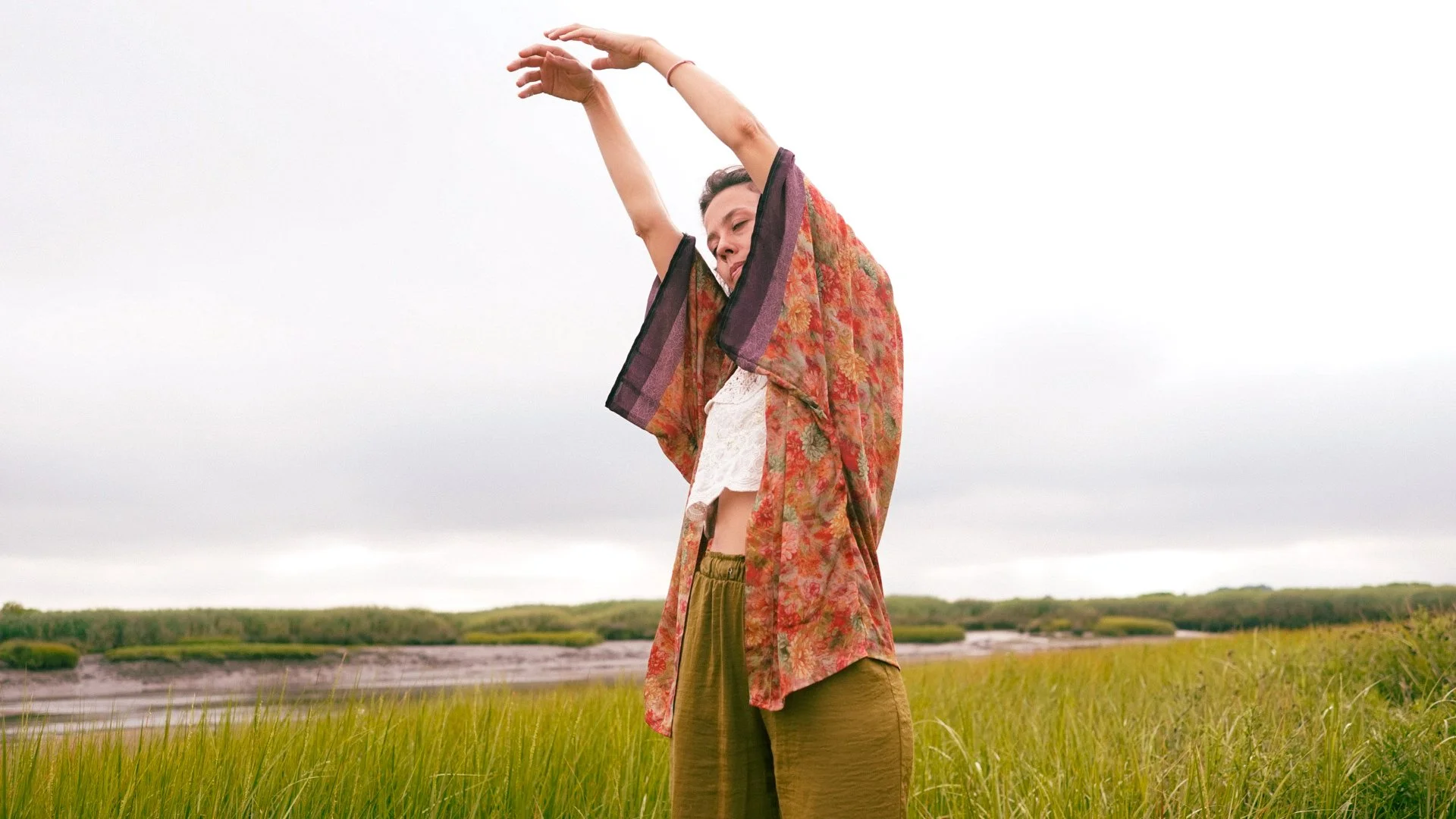 Éloïse en mouvement, bras levés, geste de danse intuitive