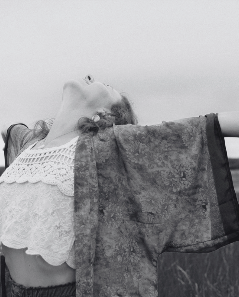 Éloïse allongée dans l'herbe, photo noir et blanc, moment de repos