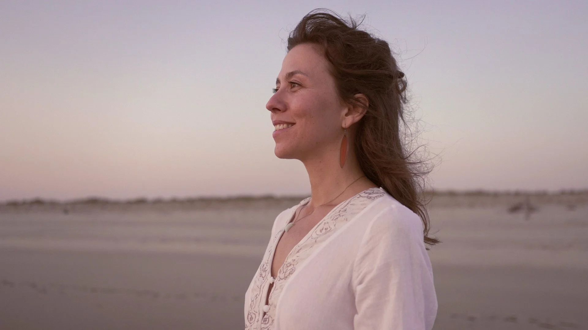 Éloïse Fabre-Perrin souriant face à la mer