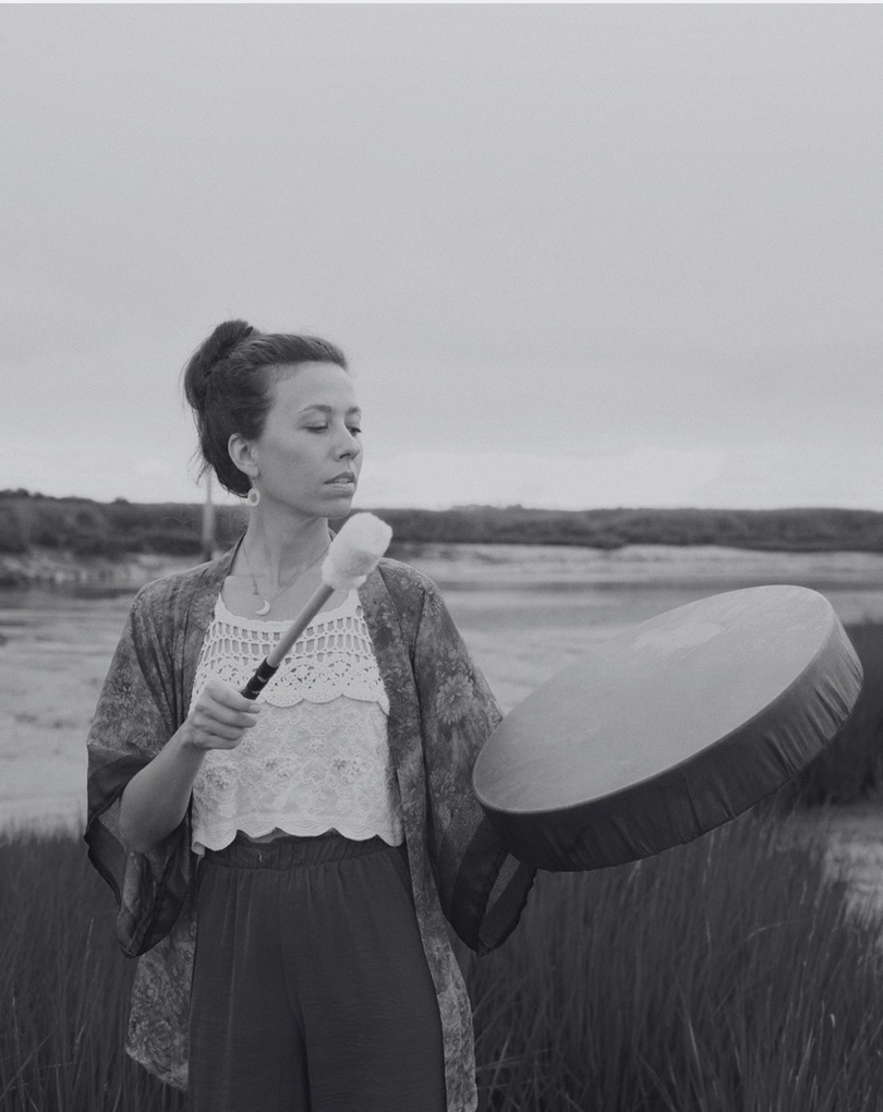 Éloïse tenant un tambour de sophro-analyse, photo noir et blanc
