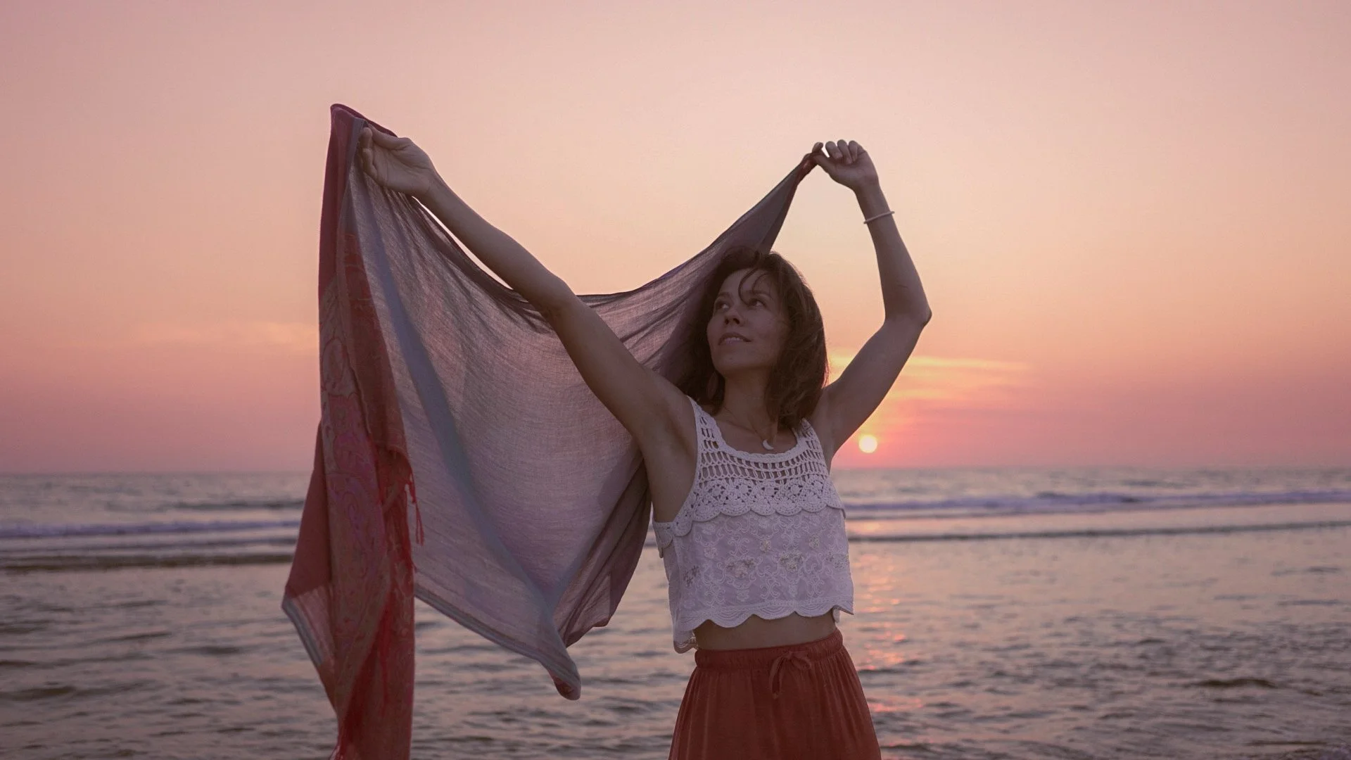 Éloïse avec une écharpe qui vole, danse intuitive au coucher du soleil