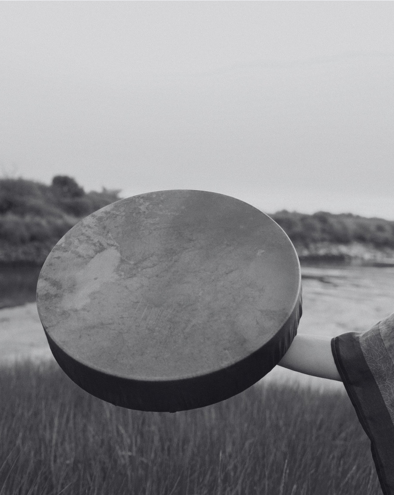 Tambour de sophro-analyse tenu face à la baie, photo noir et blanc
