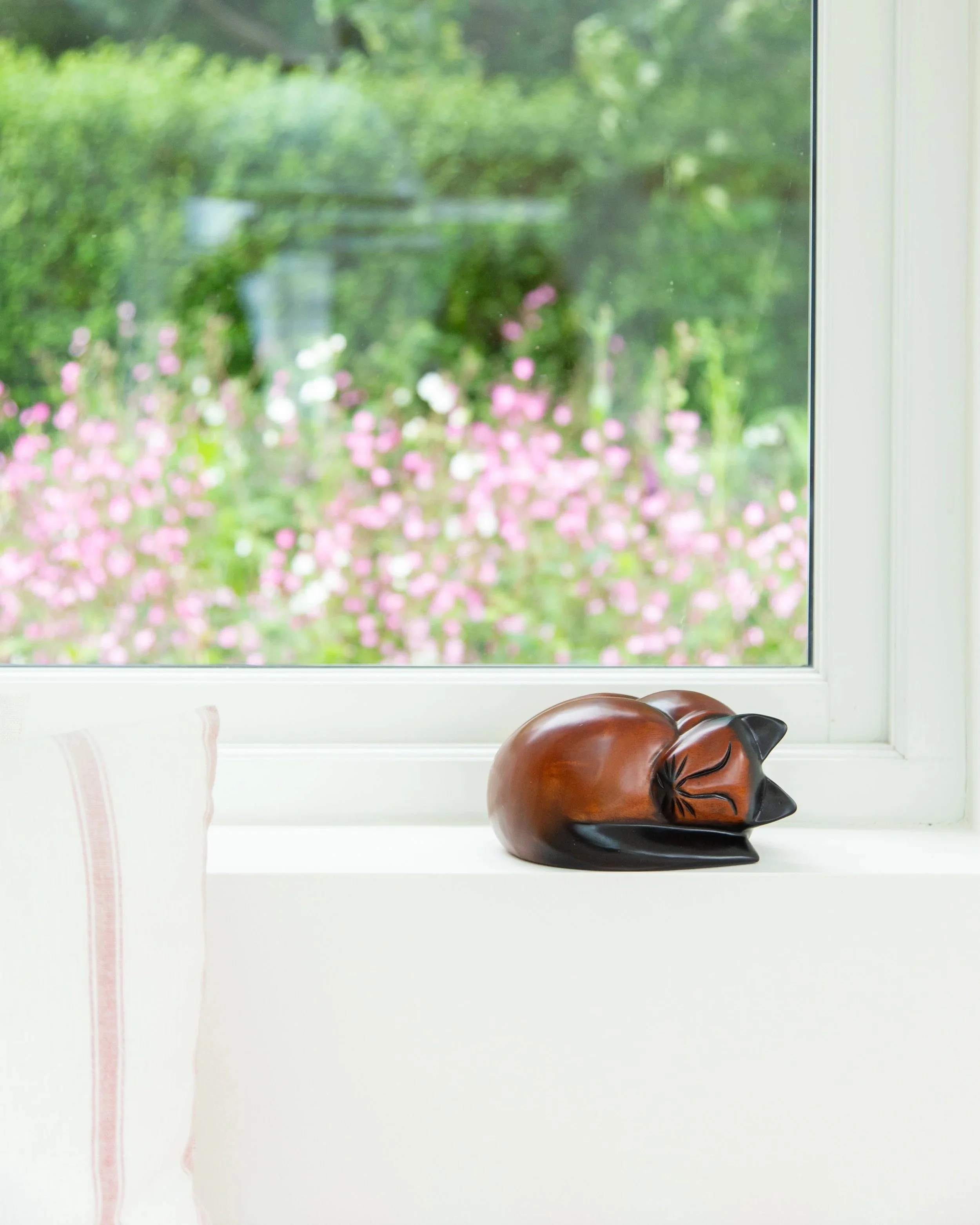 Wooden-Sleeping-Cat-Brown-Colourpoint-03.jpg
