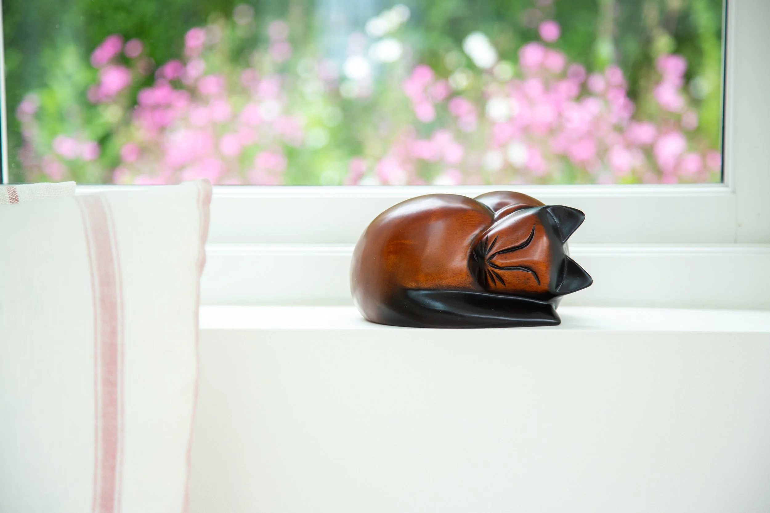 Wooden-Sleeping-Cat-Brown-Colourpoint-01.jpg