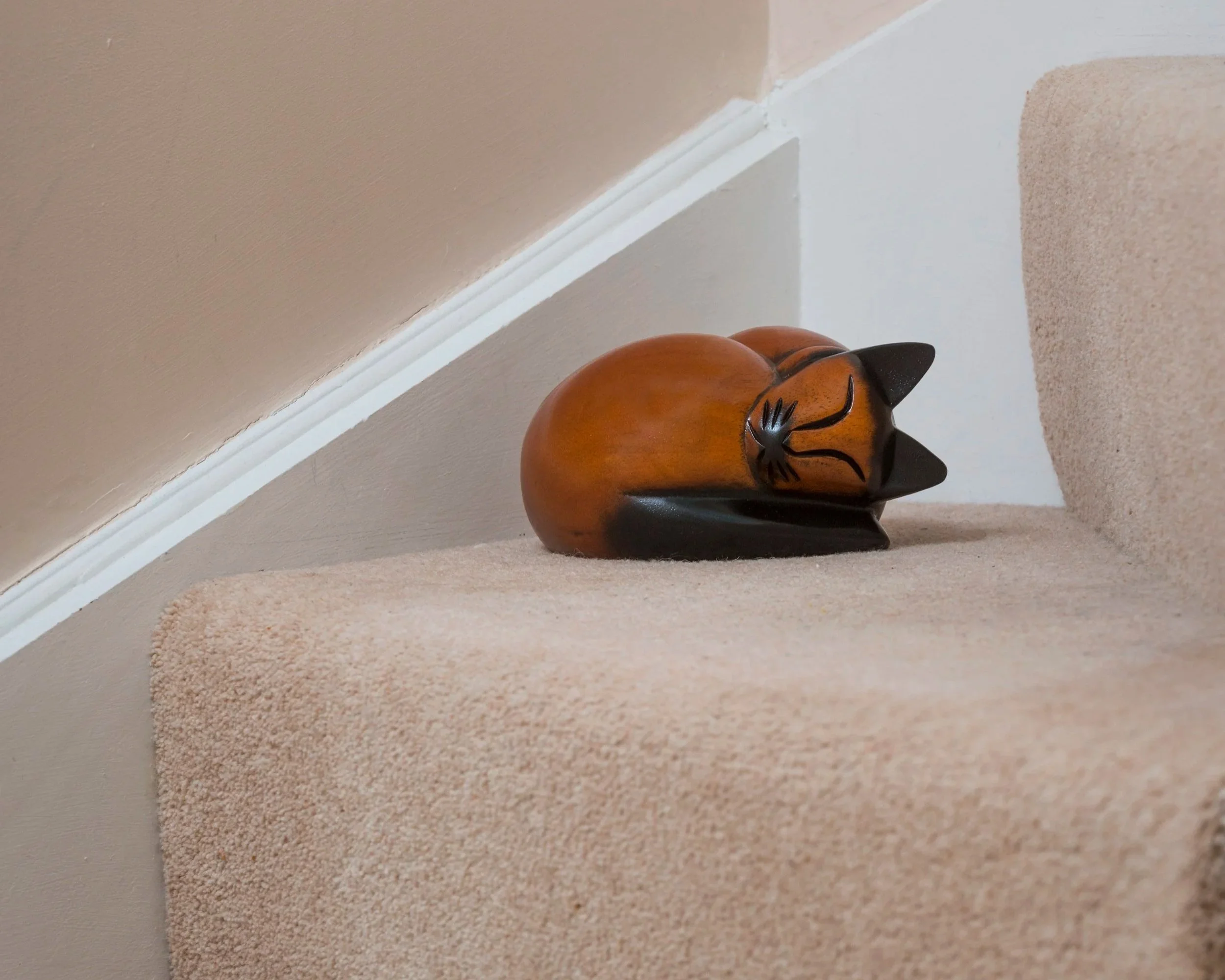 Wooden-Sleeping-Cat-Brown-Colourpoint-05.jpg