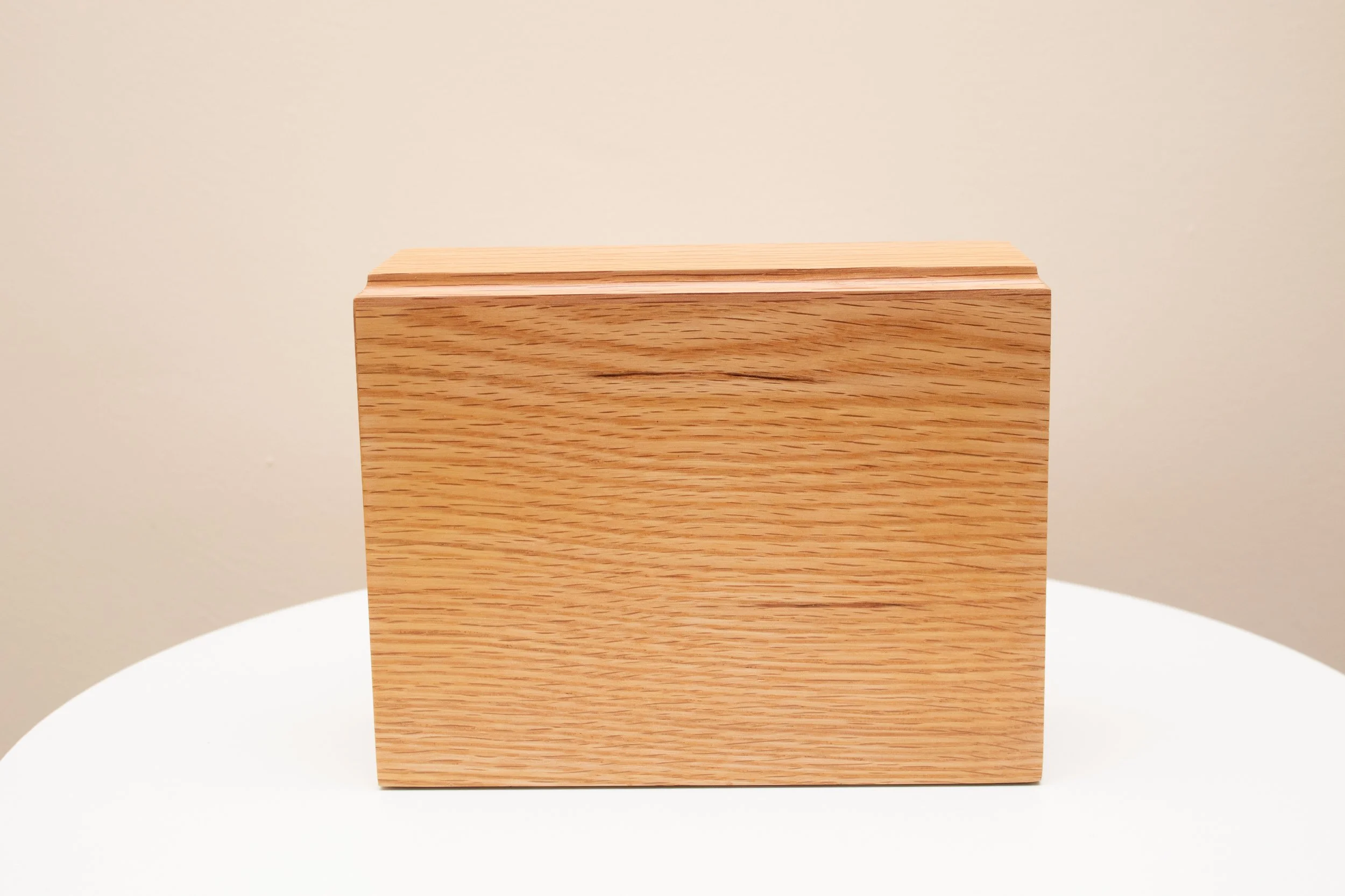 Sleek Vertical Solid Oak Urn – (up to 20 kg)