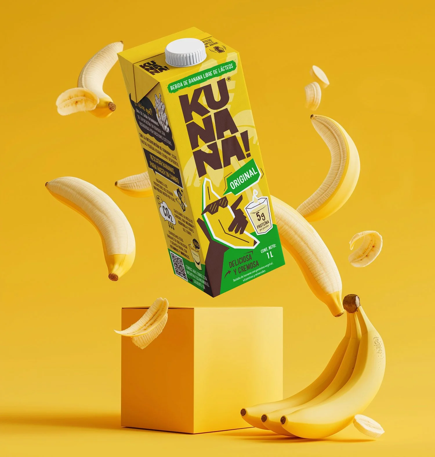 Caja de bebida de plátano sin lactosa con plátanos y rodajas de plátano flotando alrededor, fondo amarillo.