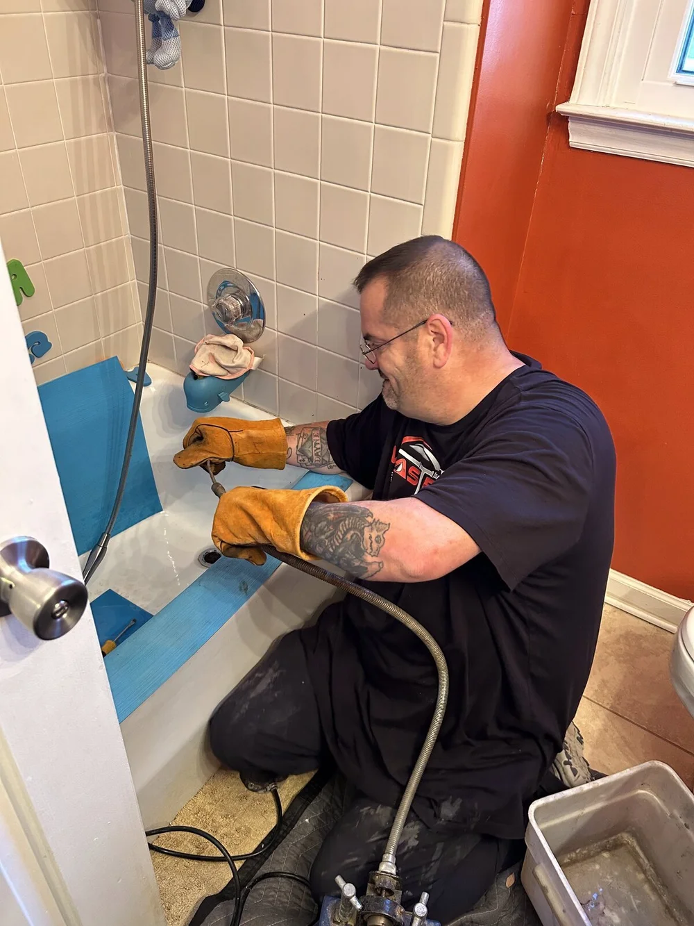 Master Tech Plumbing clearing a tub drain