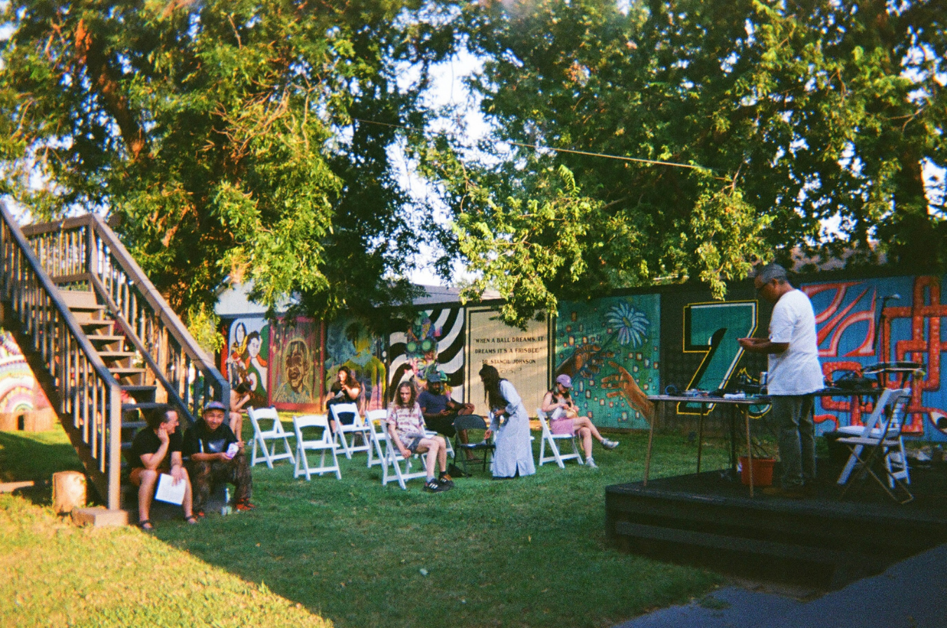 queen rose outdoor audience.png