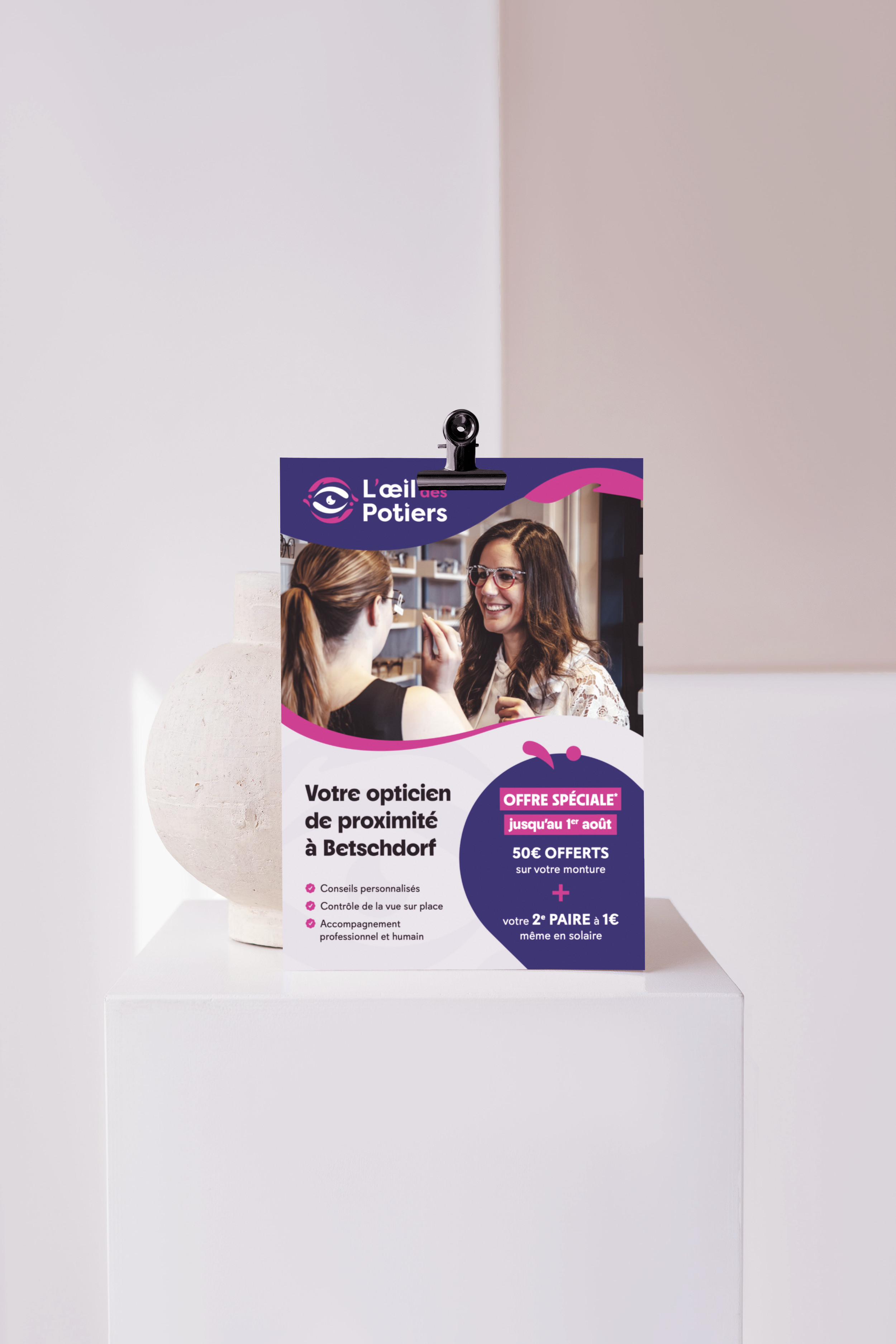 Card with Vase PSD Mockup copie.png