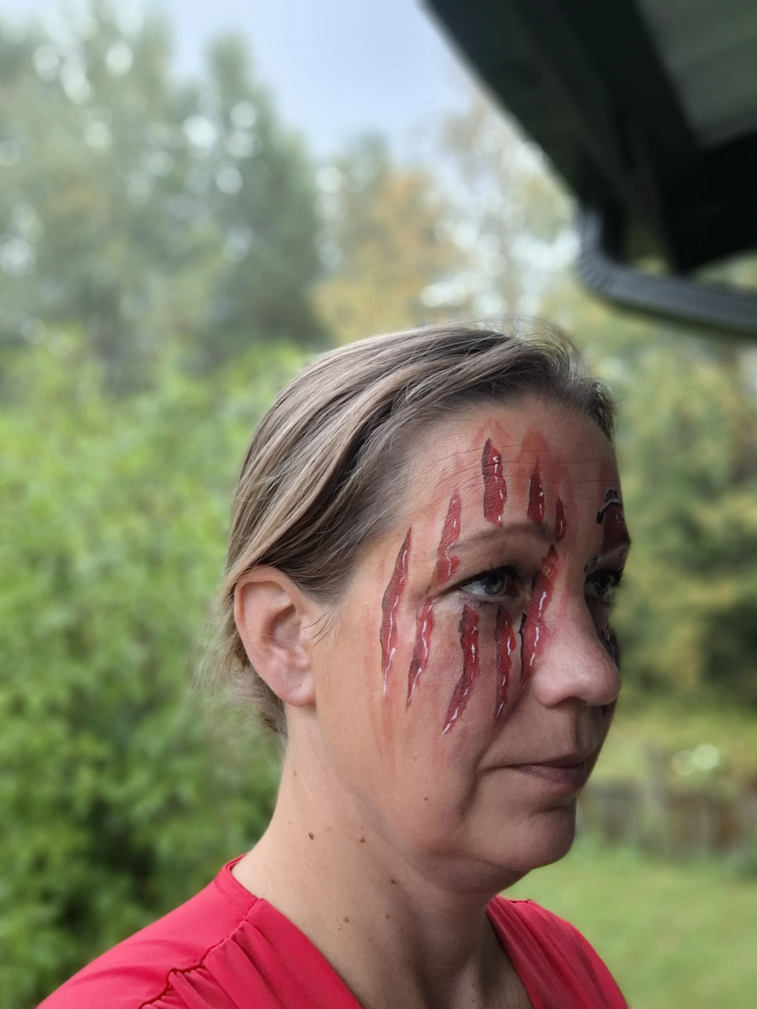 Nainen halloweenmaalaus kasvoillaan.