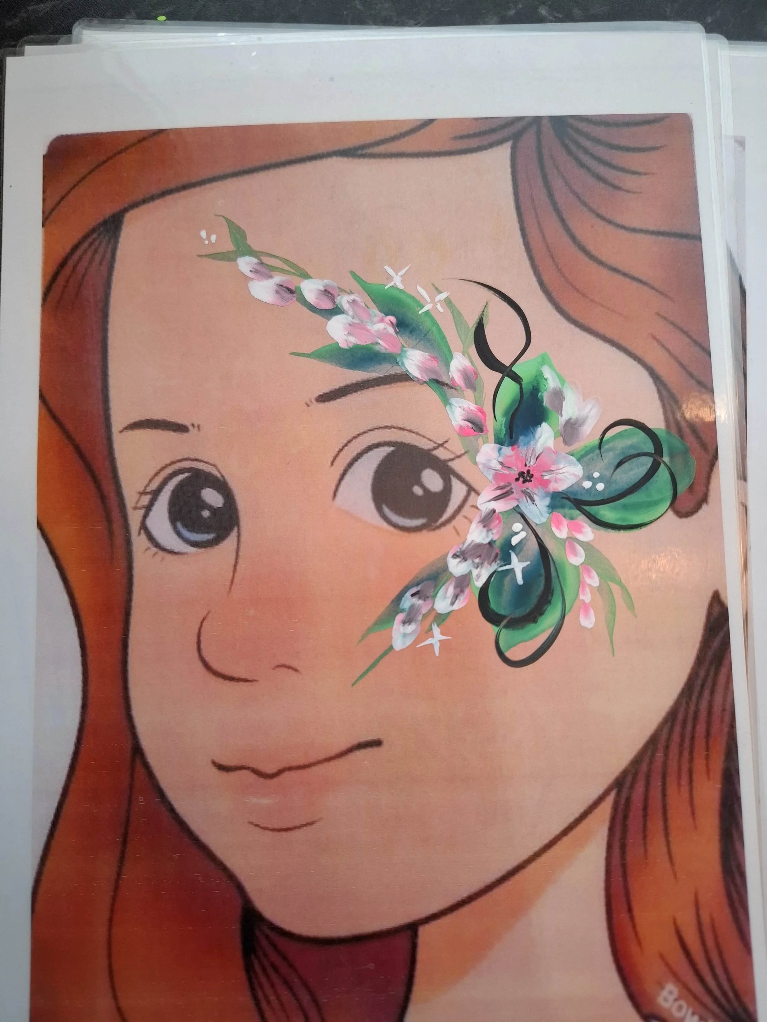 Harjoituspohjalle tehty maalaus, jossa on kukkia ja lehtiä