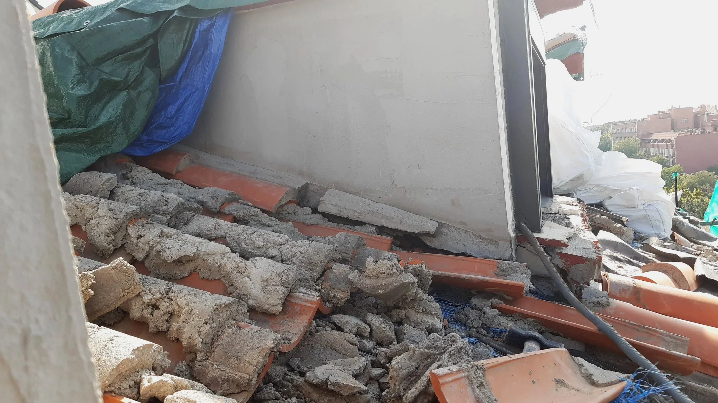 Escombros y material de construcción en un sitio en construcción.