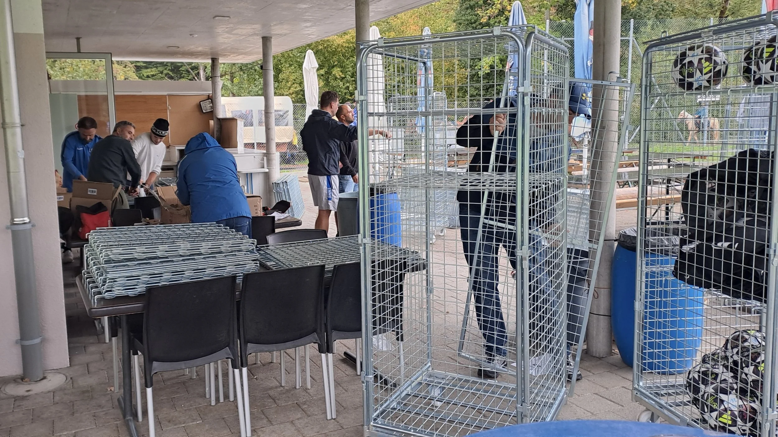  Mehr Ordnung im Mat: Trainer montieren neue Ballwagen 
