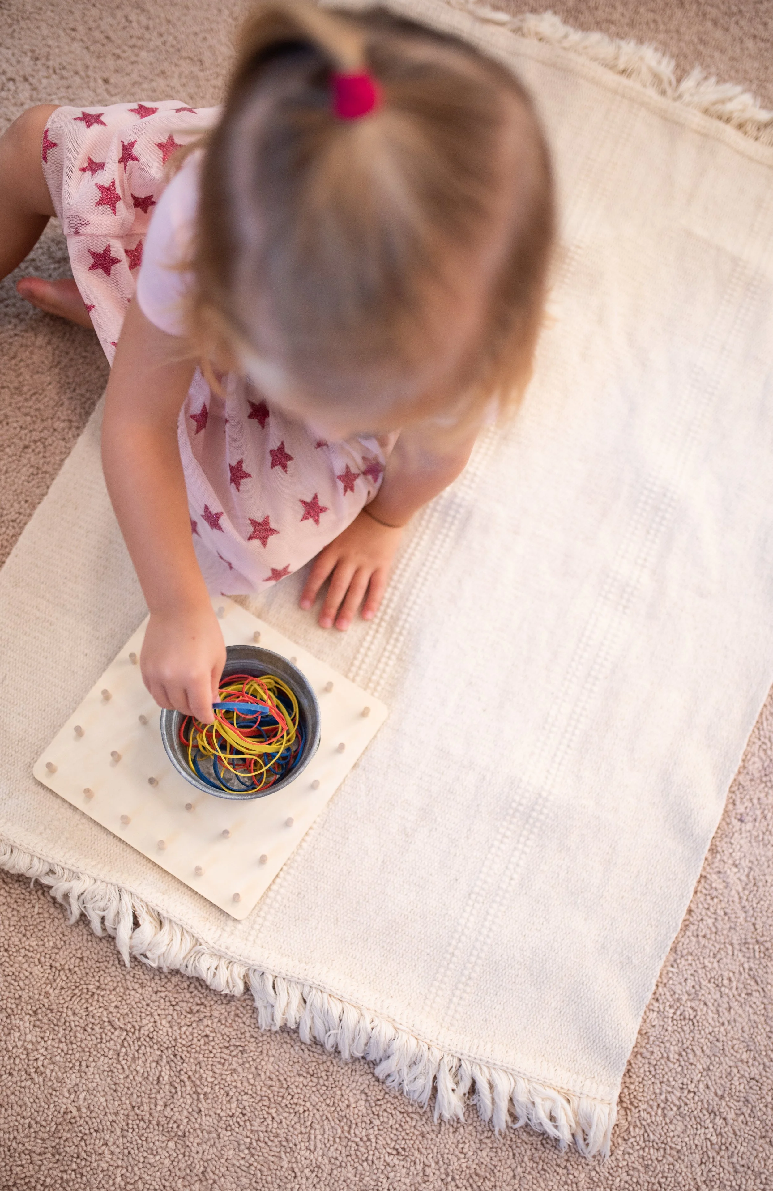 girl playing with rubber bands