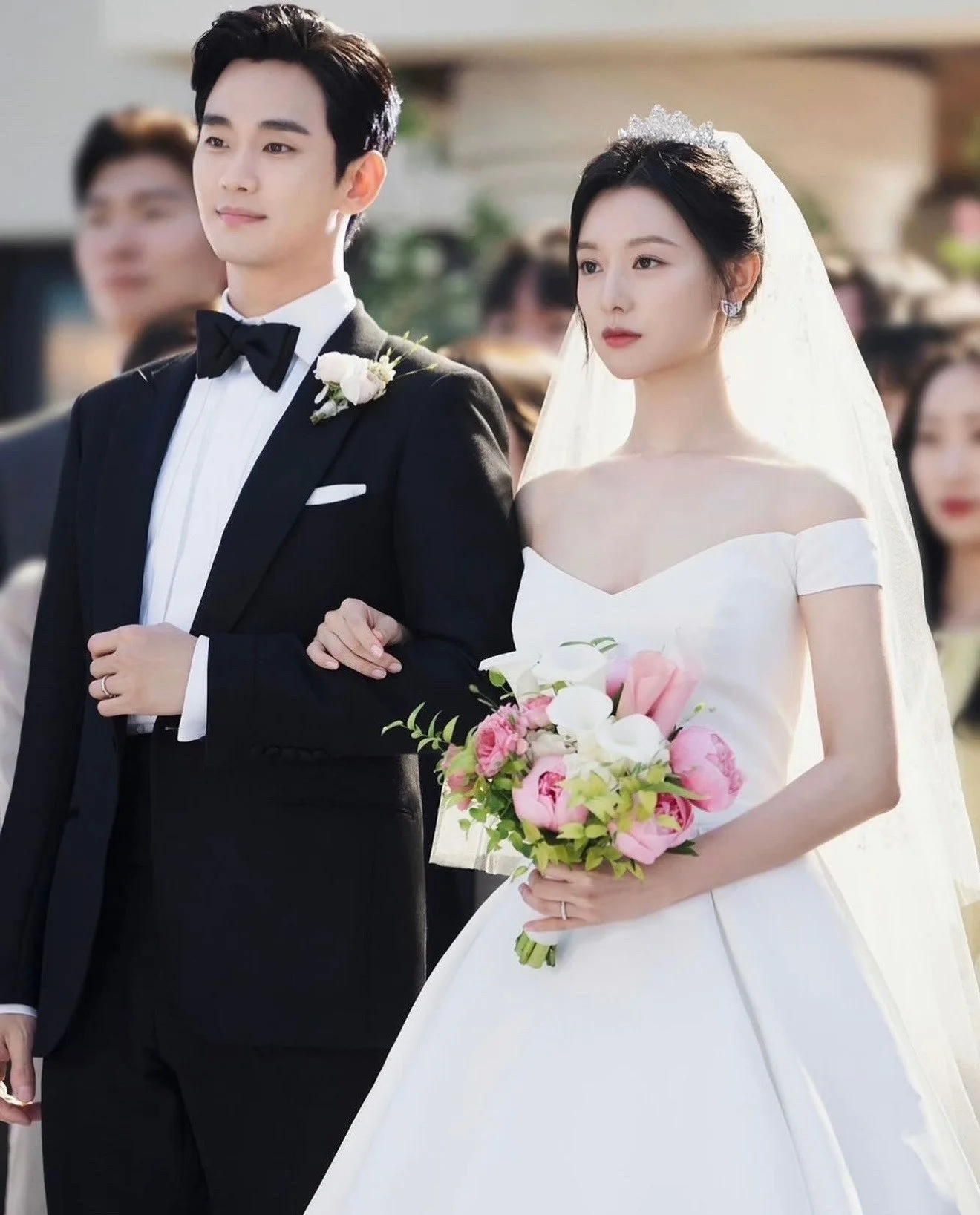Let&rsquo;s be honest&mdash;Queen of Tears gave us some of the most iconic K-drama characters EVER. 👑⁠
⁠
💔 Hyun-woo: soft boy husband of the year (but also&hellip; the stress he gave us 👀)⁠
👑 Hae-in: Queen energy, fragile but fierce⁠
😂 Supportin