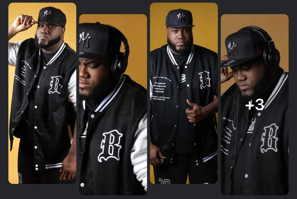 Cuatro hombres con gorras y chaquetas negras con letras blancas, una de las cuales dice 'B'. Uno usa audífonos grandes y otro está tocando su gorra.