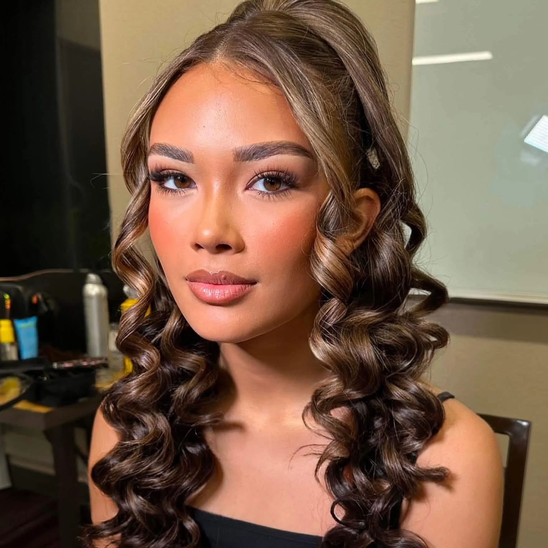Client wearing natural glam makeup with glowing skin, neutral eyeshadow, and soft lashes by Makeupologyy
