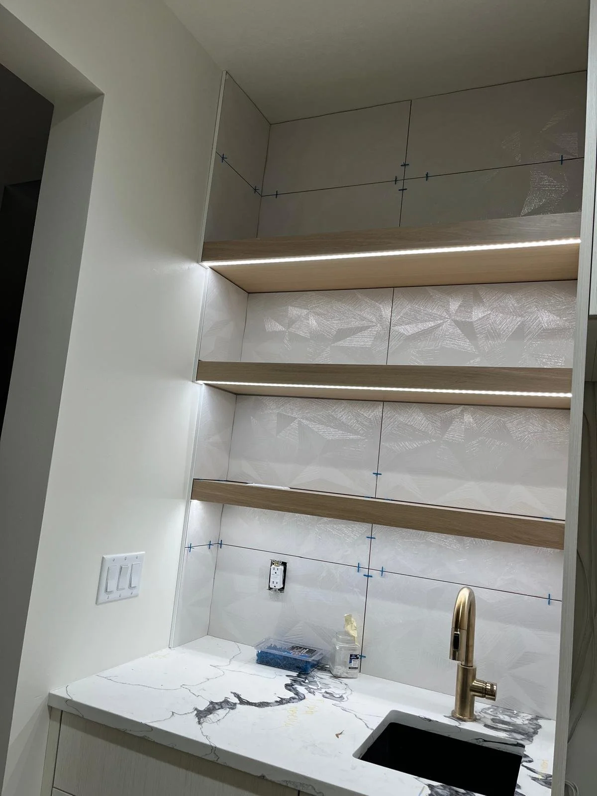 SHELF LIGHTS & TILE