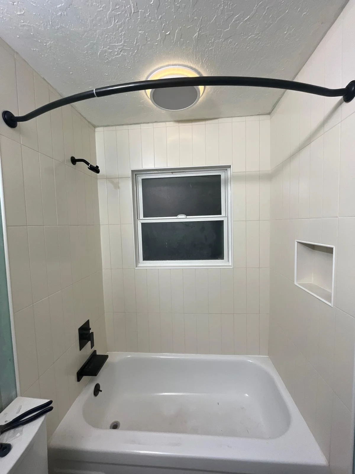 BATHROOM TILE & LIGHT/ VENT