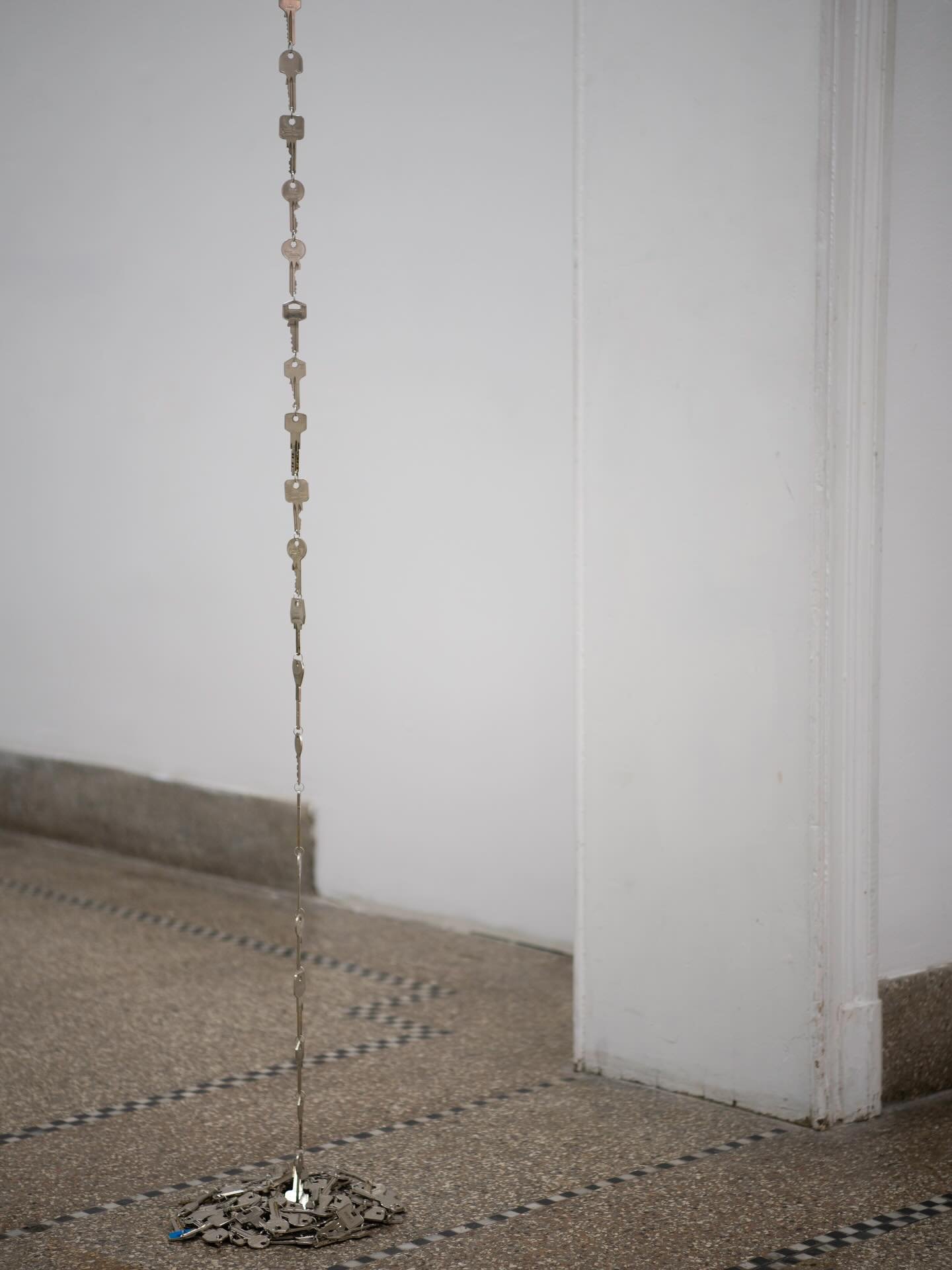 Les t&eacute;moins de nos maisons, (d&eacute;clinaisons), 2026.

Install&eacute;e lors de l&rsquo;exposition &laquo;&nbsp;Tu comprendras quand tu seras plus grande&nbsp;&raquo;, curat&eacute;e par @lettevio.rousseau &agrave; La part du feu.

📸 : @al