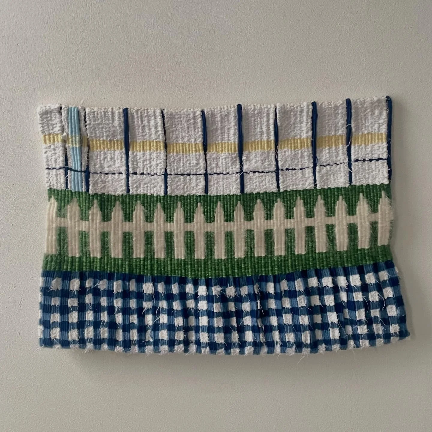 Deux ateliers et 500 petit carreaux plus tard 

Tapisserie tiss&eacute;e &agrave; la main sur cadre 
Laine et lirettes de coton 
50x35cm