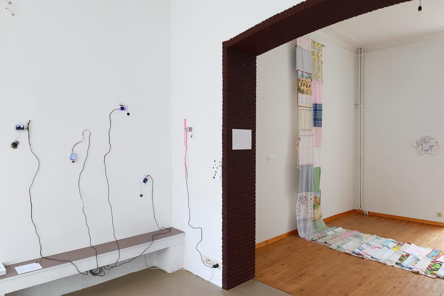 Retour sur mon installation pour l&rsquo;exposition &laquo;&nbsp;Glances and Glimpses&nbsp;&raquo; chez @baume__bxl aux c&ocirc;t&eacute;s de @pepette.___ @b.eljiita @irritanobre @flore_vs 🫧

📸 @justinesalamin