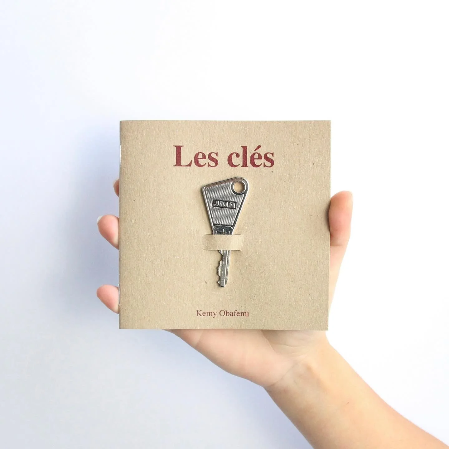 Les cl&eacute;s. 🔑 

Toute nouvelle &eacute;dition encore disponible chez @unseen.brussels jusqu&rsquo;au 03/04 pour l&rsquo;exposition Radar #01 avec @echos.ent ! 

Quelques exemplaires disponibles via DM. 🔐🤍