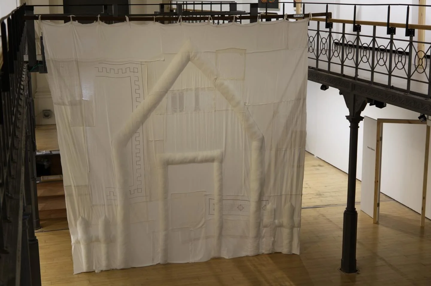 &laquo;&nbsp;Sur le seuil de ceux qui partent&nbsp;&raquo; encore visible au @botanique_expo jusqu&rsquo;au 16/08 dans l&rsquo;exposition &laquo;&nbsp;side by side&nbsp;&raquo; curat&eacute;e par @badlandings et @sebastienricou 

Apr&egrave;s 2 d&eac