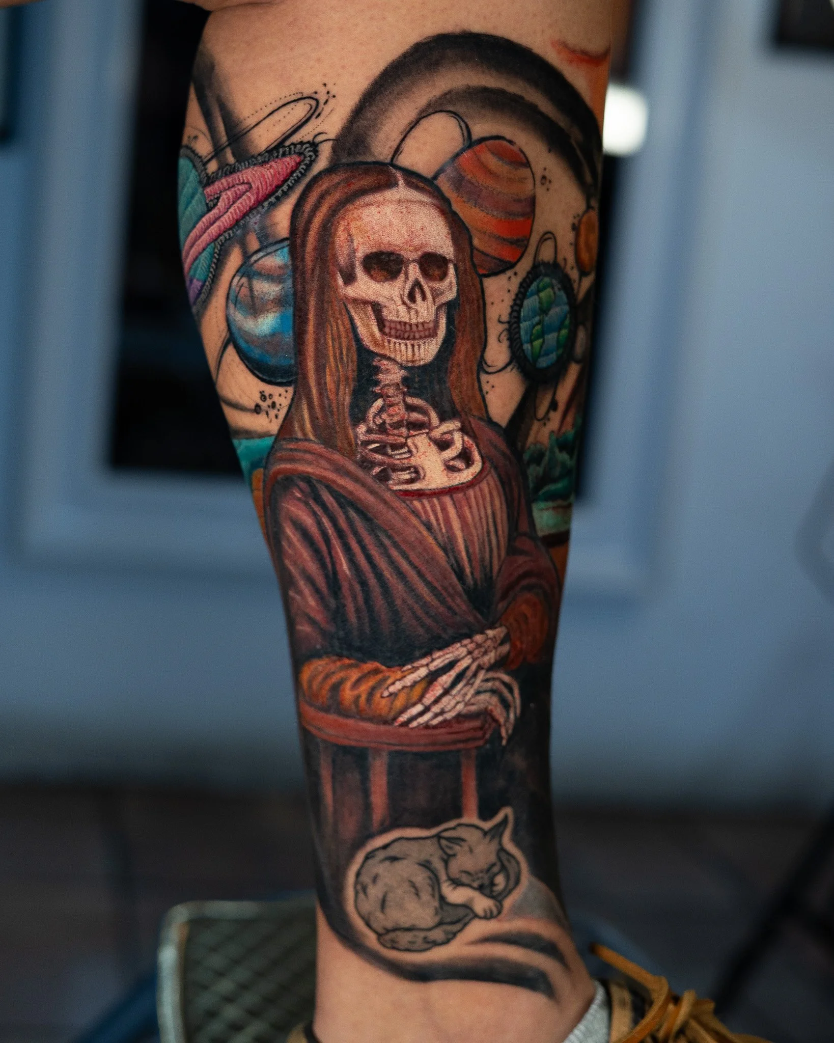 Tatuaje a color, monalisa esqueleto, hecho en Antigua Guatemala, Guatemala. Tatuaje hecho por Benjamin Saenz en Antigua Guatemala, en el tattoo shop: Sublime Tattoo Antigua.
