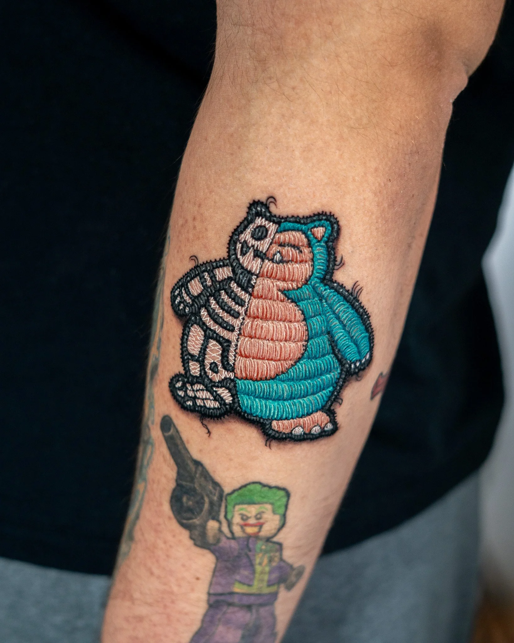 Tatuaje de Snorlax de pokemon en estilo parche hecho en Antigua Guatemala, Guatemala. Tatuaje tejido, tatuaje con efecto de hilos. Tatuaje hecho por Benjamin Saenz en Antigua Guatemala, en el tattoo shop: Sublime Tattoo Antigua.