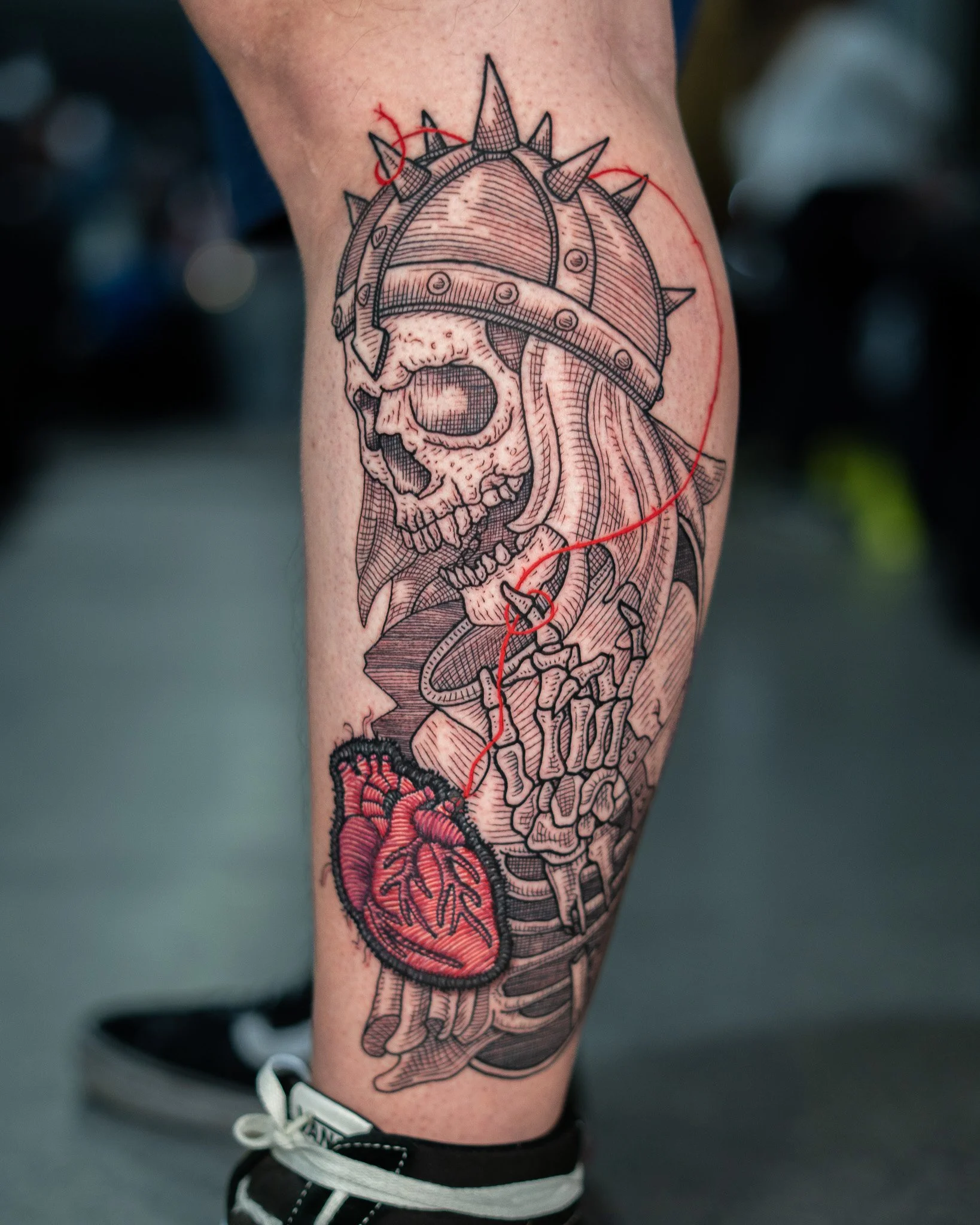 Tatuaje de un cráneo con casco con púas en estilo grabado, etchin, linkework y un corazón en estilo bordado. Hecho en Antigua Guatemala, Guatemala. Tatuaje hecho por Benjamin Saenz en Antigua Guatemala en el tattoo shop: Sublime Tattoo Antigua 