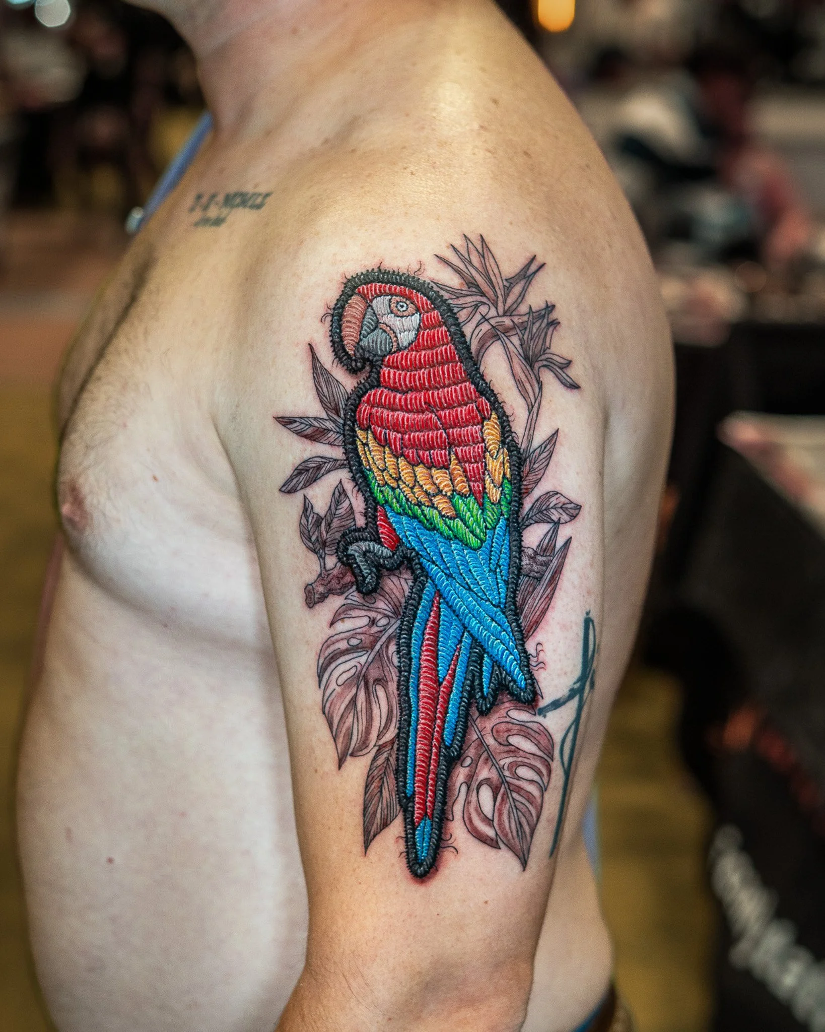 Tatuaje estilo bordado de una guacamaya , tatuaje estilo parche hecho en Antigua Guatemala, Guatemala. Tatuaje tejido, tatuaje con efecto de hilos. Tatuaje hecho por Benjamin Saenz en Antigua Guatemala, en el tattoo shop: Sublime Tattoo Antigua.