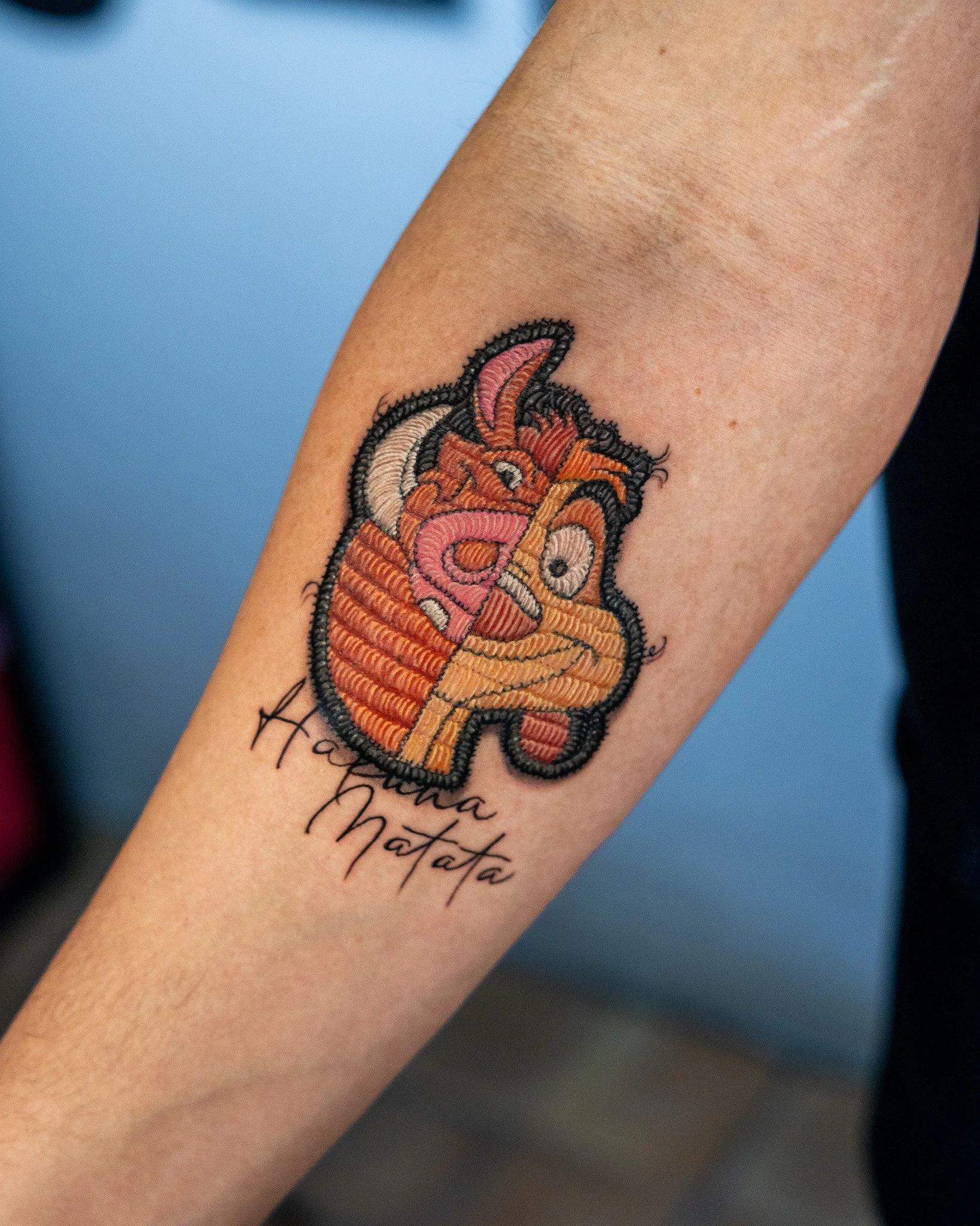 Tatuaje de Timón y Pumba en estilo parche hecho en Antigua Guatemala, Guatemala. Tatuaje tejido, tatuaje con efecto de hilos. Tatuaje hecho por Benjamin Saenz en Antigua Guatemala, en el tattoo shop: Sublime Tattoo Antigua.