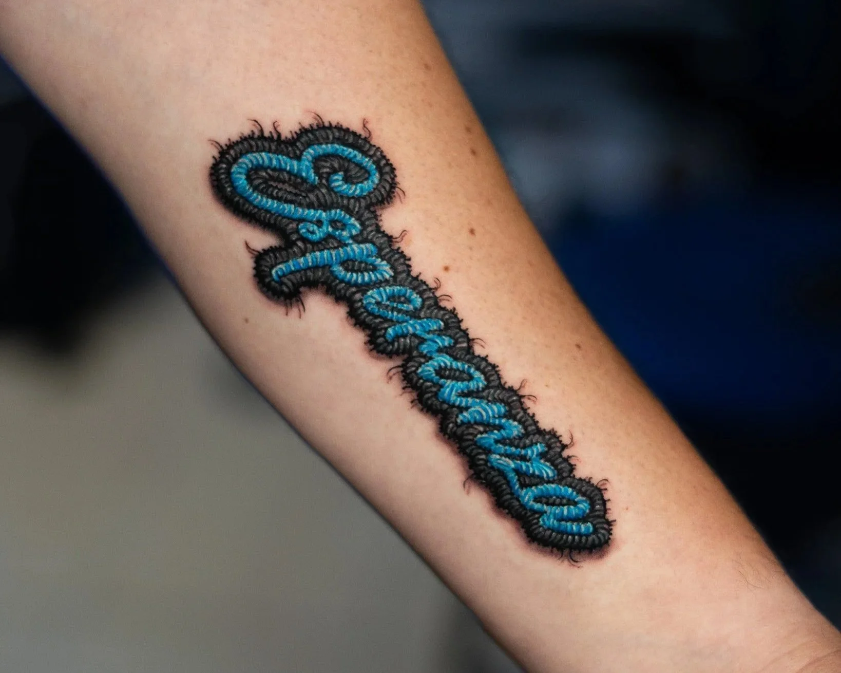 Tatuaje estilo bordado de la frase "esperanza" en estilo parche hecho en Antigua Guatemala, Guatemala. Tatuaje tejido, tatuaje con efecto de hilos. Tatuaje hecho por Benjamin Saenz en Antigua Guatemala, en el tattoo shop: Sublime Tattoo Antigua.