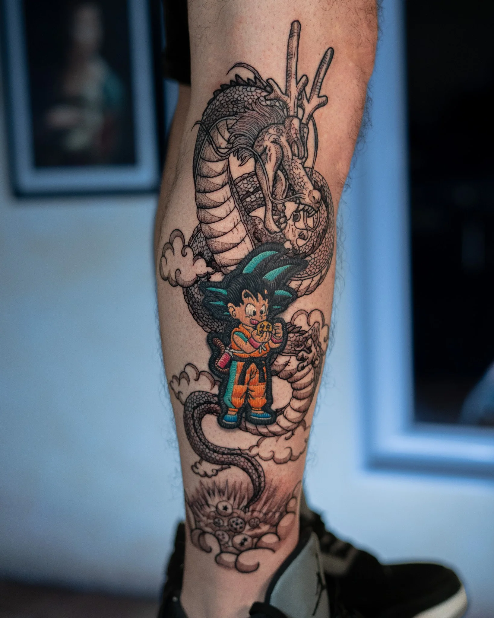 Tatuaje de un dragón y un personaje de anime en la pierna. Hecho en Antigua Guatemala, Guatemala. Tatuaje tejido, tatuaje con efecto de hilos. Tatuaje hecho por Benjamin Saenz en Antigua Guatemala, en el tattoo shop: Sublime Tattoo Antigua.