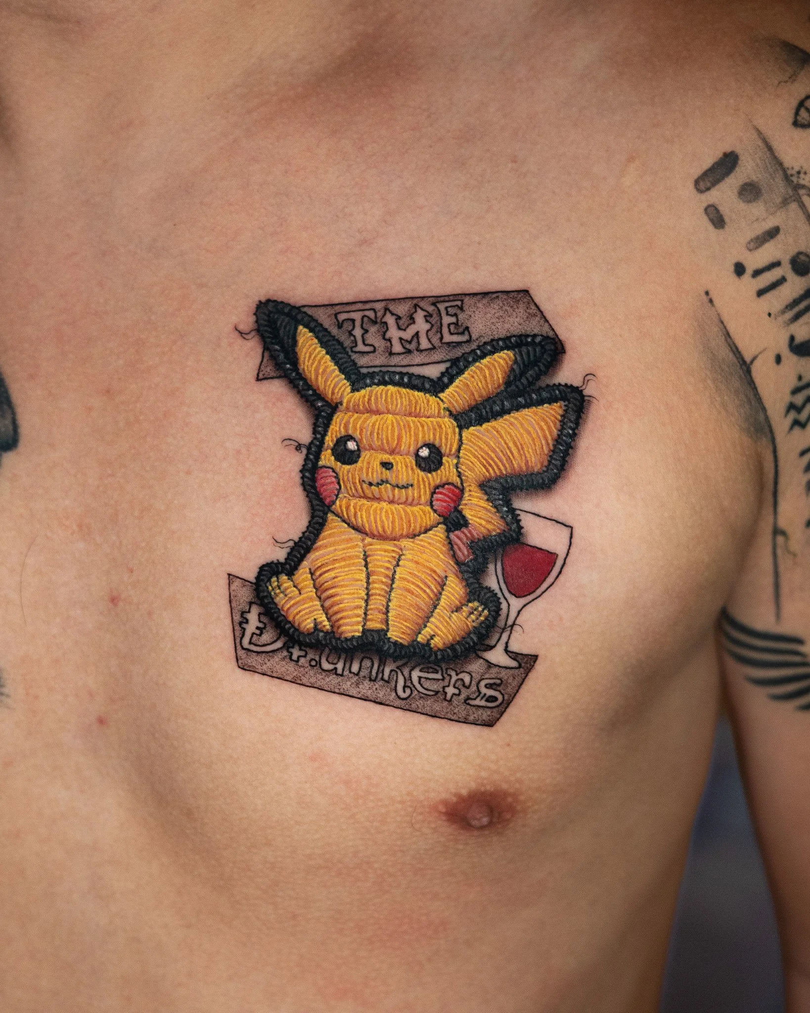 Tatuaje estilo bordado de Pikachu en el pecho estilo parche hecho en Antigua Guatemala, Guatemala. Tatuaje tejido, tatuaje con efecto de hilos. Tatuaje hecho por Benjamin Saenz en Antigua Guatemala, en el tattoo shop: Sublime Tattoo Antigua.