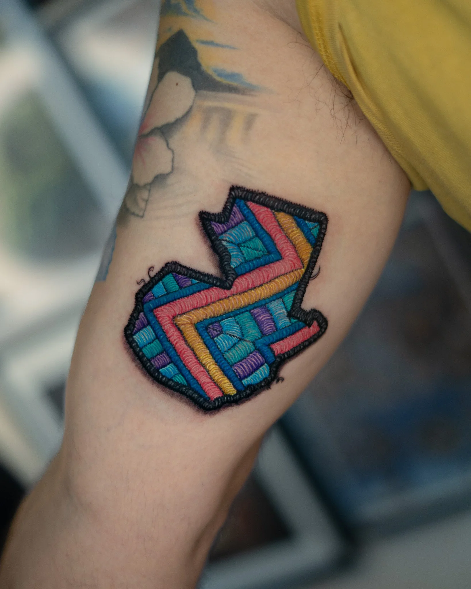 Tatuaje de un mapa de Guatemala. En estilo parche hecho en Antigua Guatemala, Guatemala. Tatuaje tejido, tatuaje con efecto de hilos. Tatuaje hecho por Benjamin Saenz en Antigua Guatemala, en el tattoo shop: Sublime Tattoo Antigua.