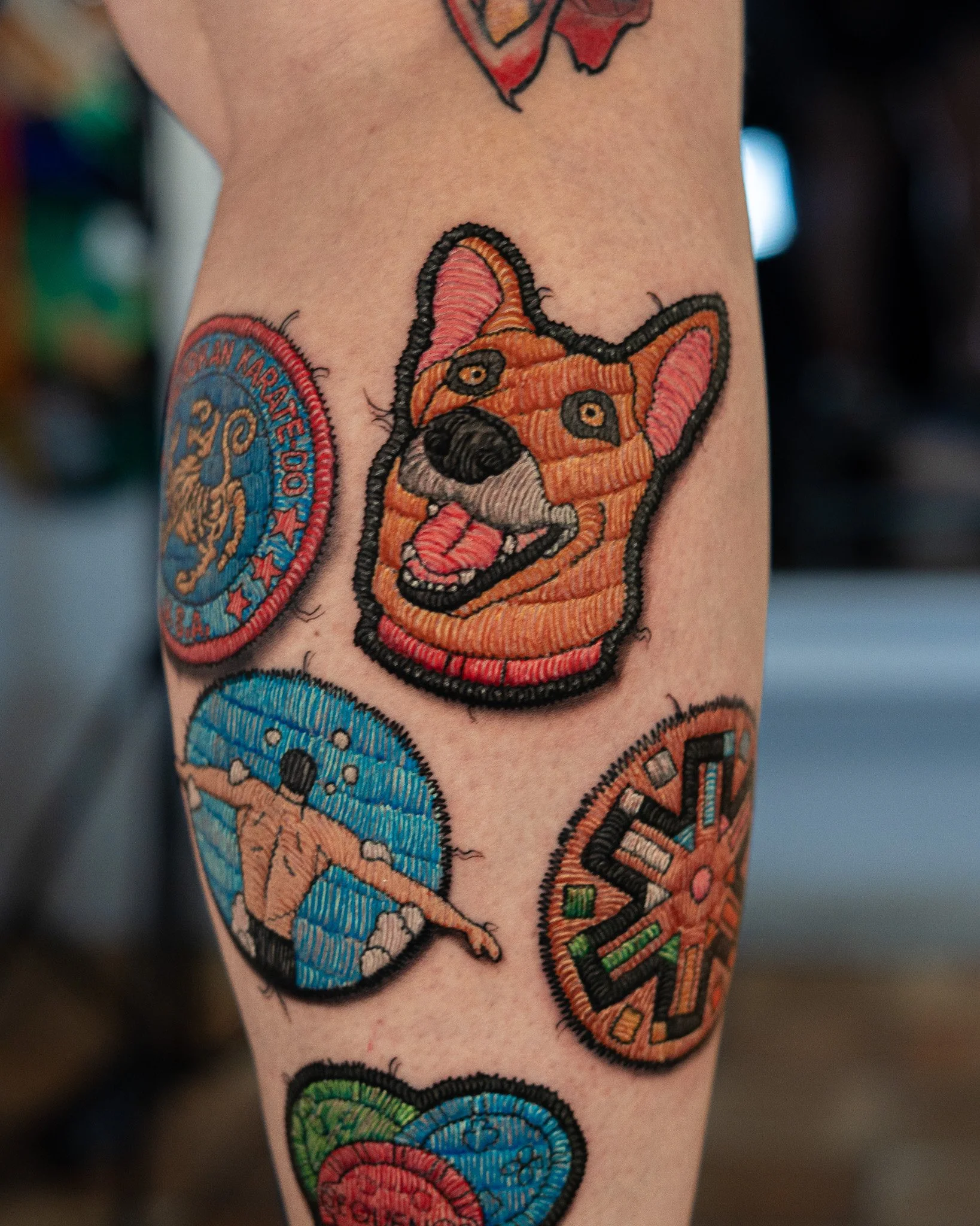 Tatuaje estilo bordado de un perro, tatuaje estilo parche hecho en Antigua Guatemala, Guatemala. Tatuaje tejido, tatuaje con efecto de hilos. Tatuaje hecho por Benjamin Saenz en Antigua Guatemala, en el tattoo shop: Sublime Tattoo Antigua.
