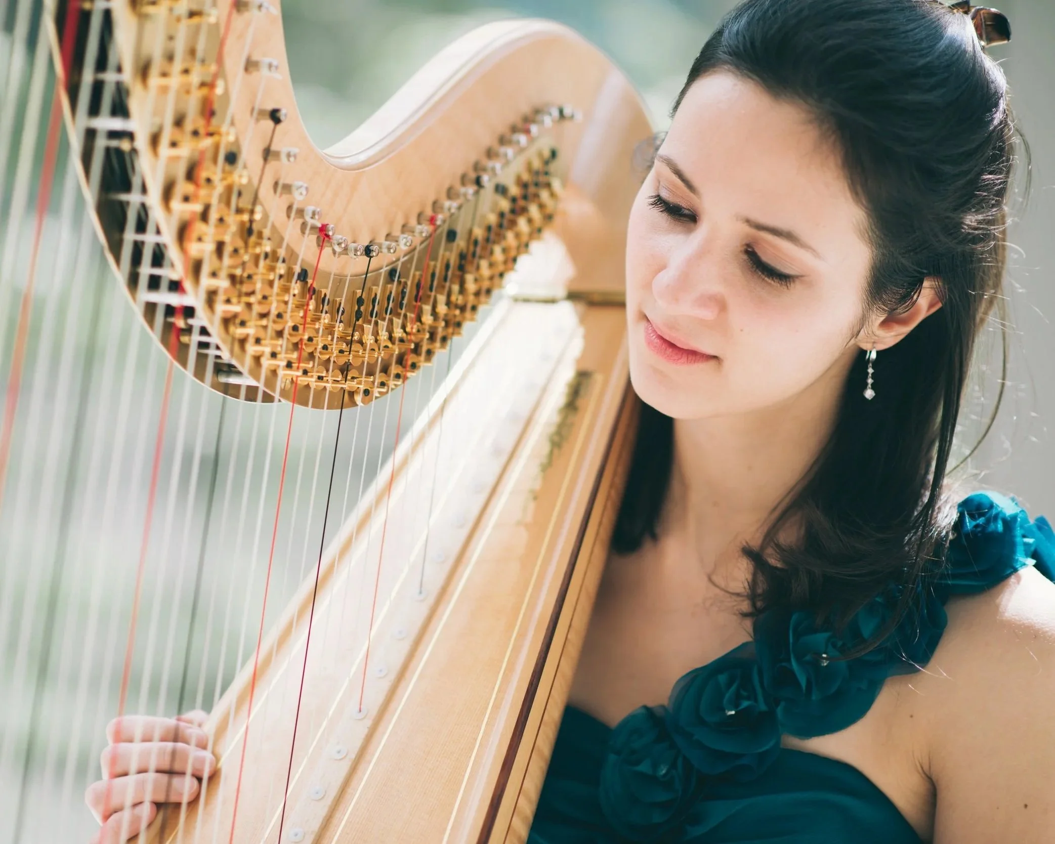 Sonia Bize playing the harp outdoors