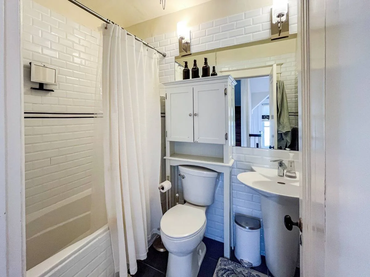 150 floo2 hallway bath -2.jpeg
