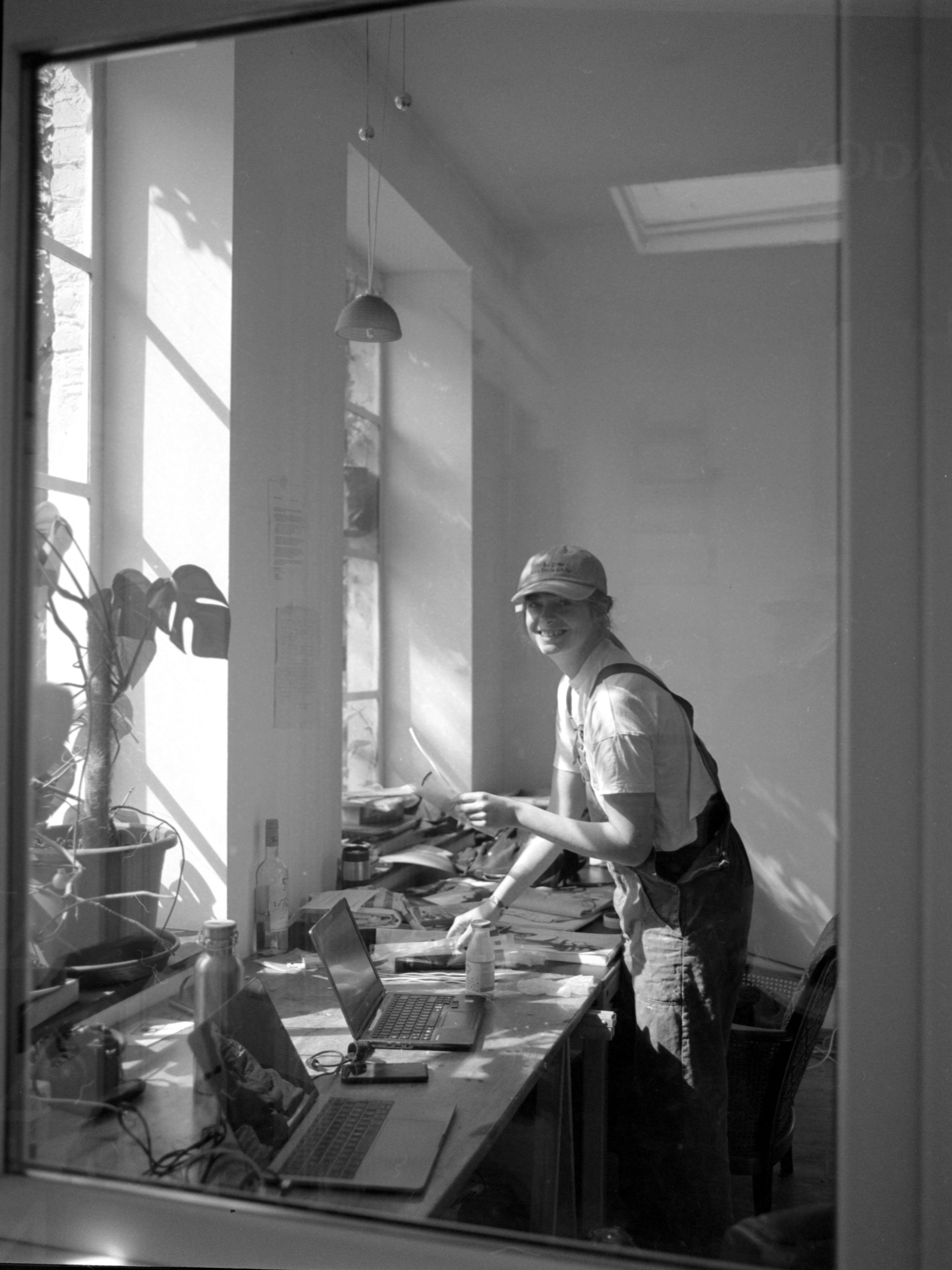 Bronica-KodakTMAX400inTMAXDev_MitJulia_April2022_06_CROP.jpg