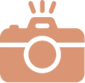 Simple icon of a vintage camera with a large lens and viewfinder