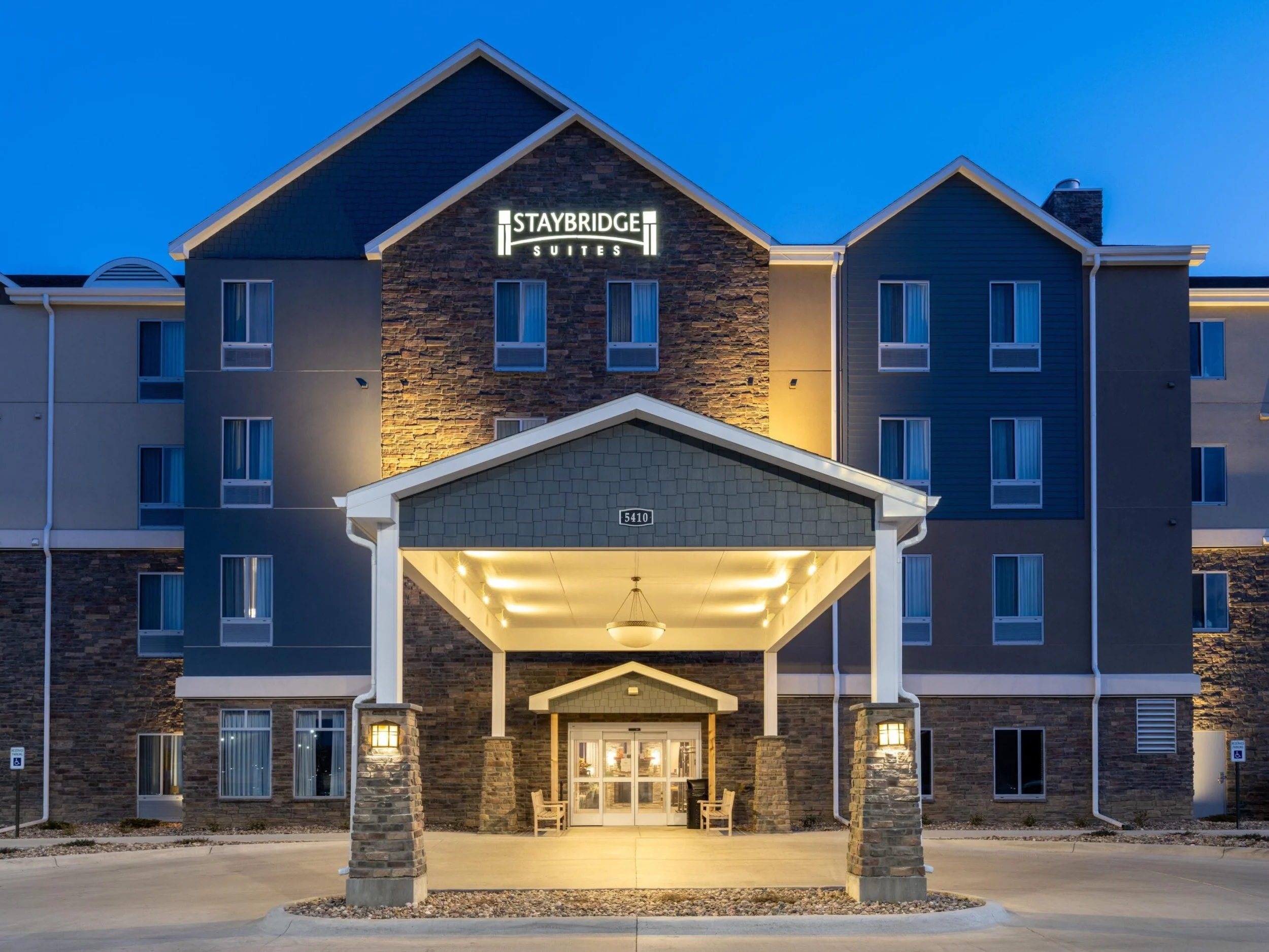 staybridge-suites-sioux-city-7780278949-4x3-1-scaled.jpg