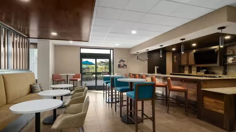 lobby-bar-1.jpg