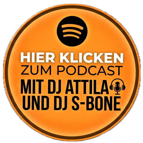 Ein runder, orangefarbener Spotify-Button mit der Aufschrift 'Hier klicken zum Podcast mit DJ Attila und DJ S-Bone', sowie einem Mikrofon- und Kopfhörer-Icon.