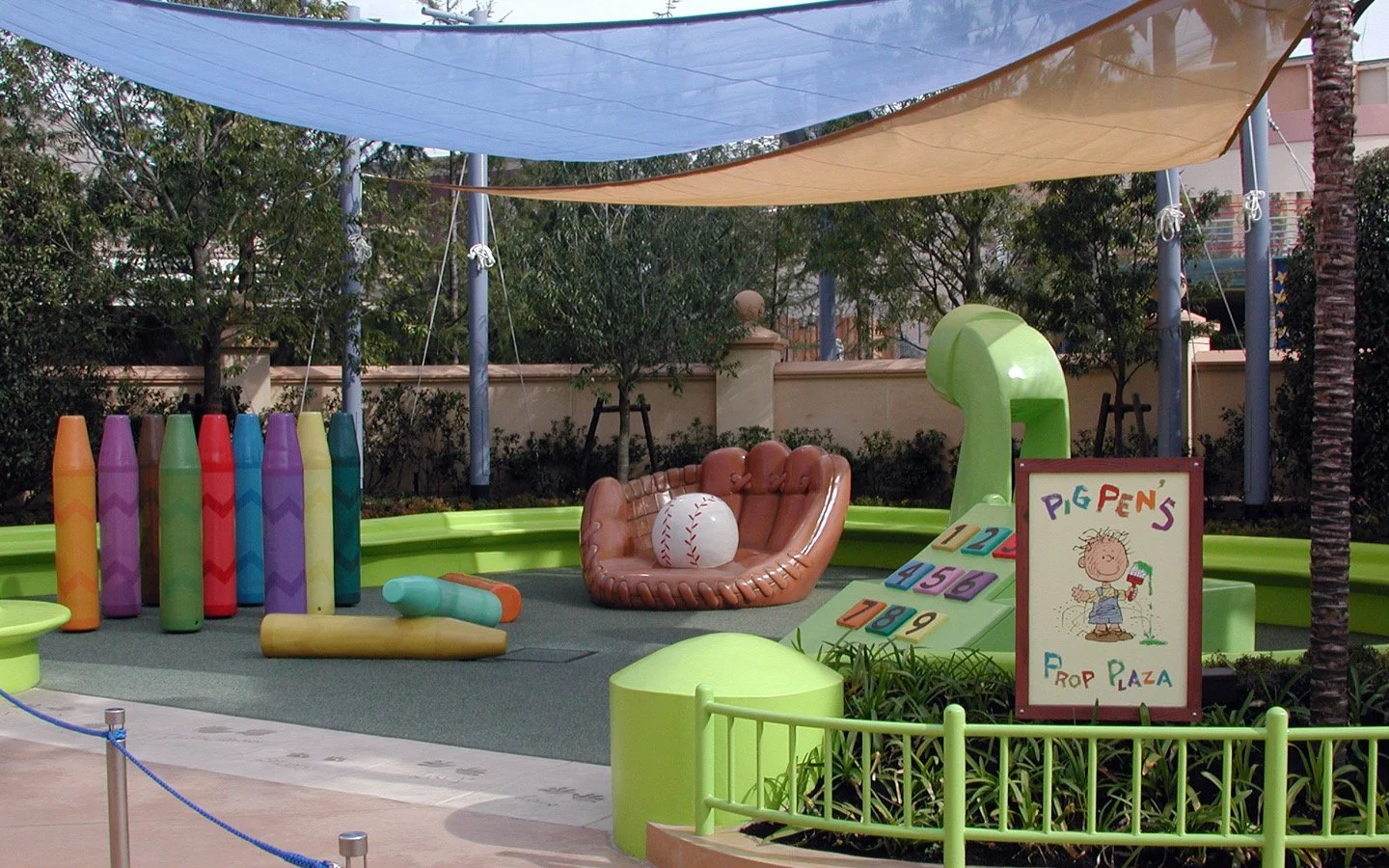 Snoopy Studios - Prop Plaza - Universal Studios Japan - 2001